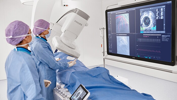 Cardiólogos intervencionistas que realizan una intervención coronaria percutánea con Azurion e IntraSight