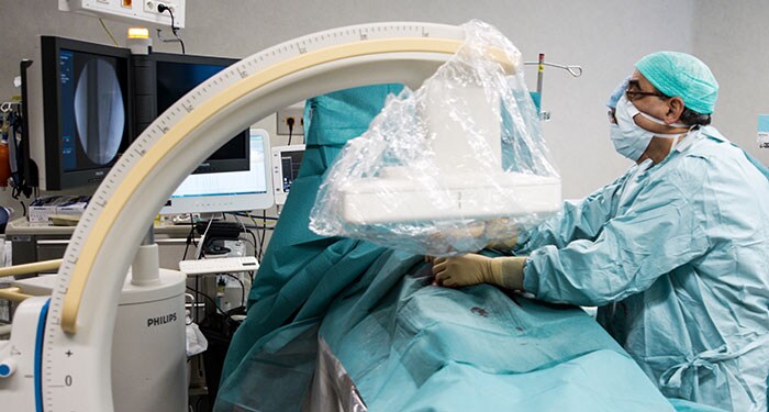 El Dr. Kassab trabajando