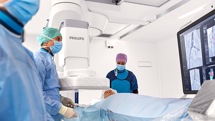 Cardiólogos intervencionistas durante una cirugía