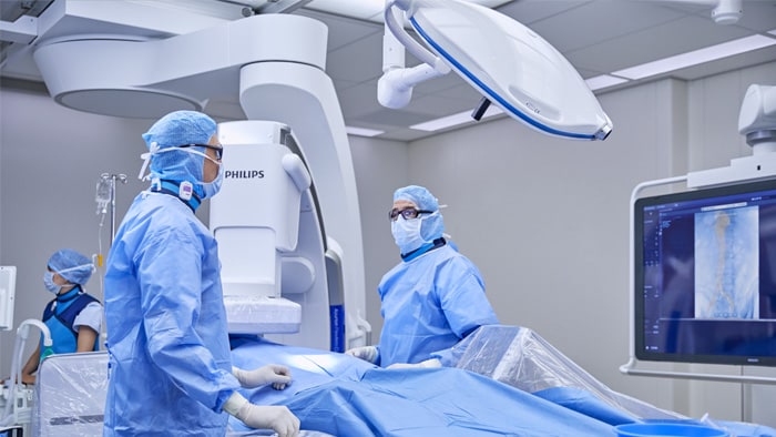 Cirujanos vasculares que realizan una cirugía con guía por imagen