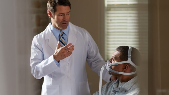 Médico hablando con un paciente