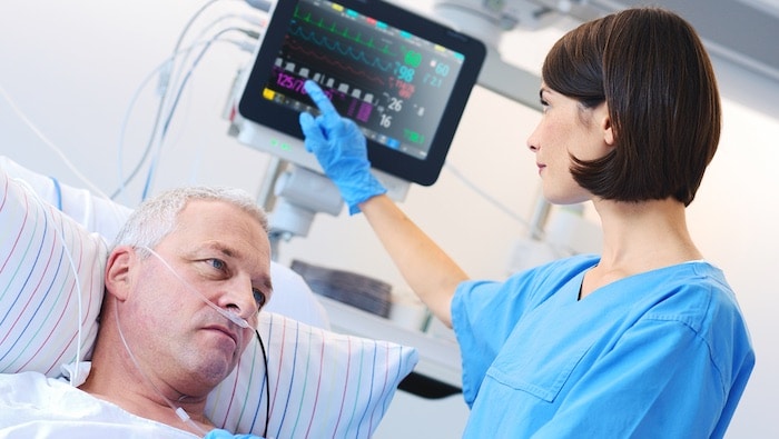 Médico utilizando un monitor para pacientes
