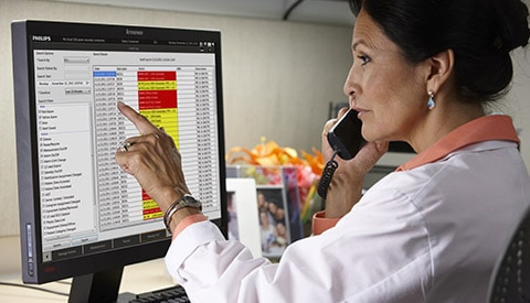 Un profesional sanitario supervisa una gran cantidad de datos clínicos de paciente