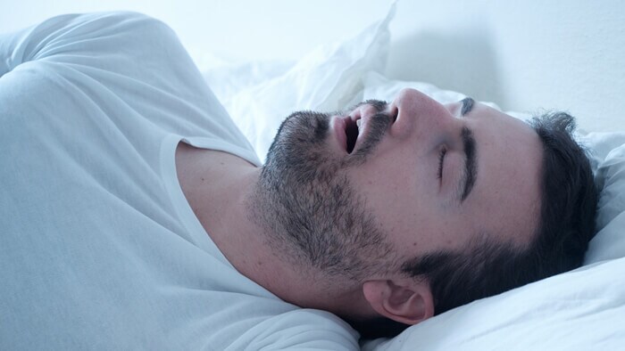 ¿Cuál es la mejor postura para dormir en personas que padecen apnea del sueño?