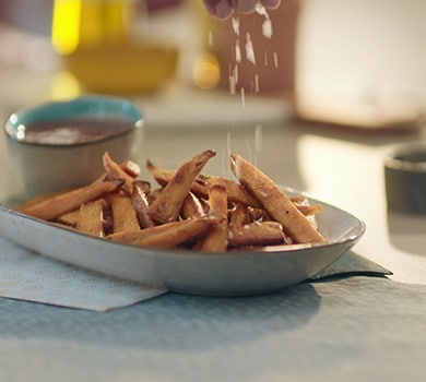 Crujientes patatas fritas de boniato en una freidora de aire