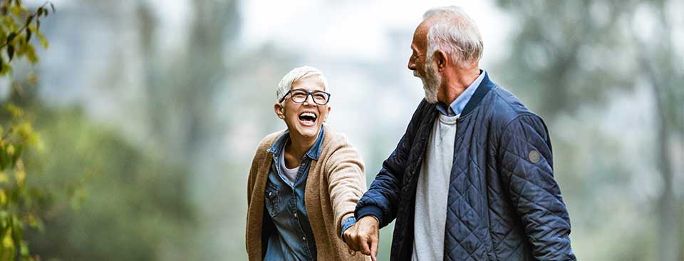 Pareja de avanzada edad riendo