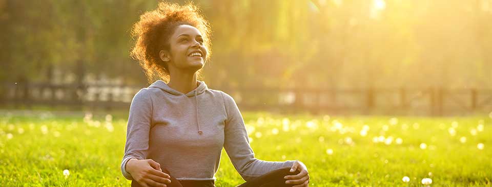 Mujer haciendo meditación