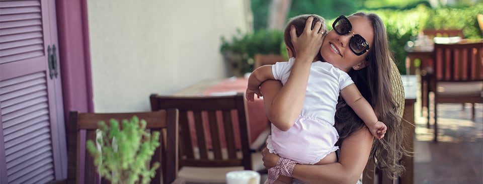 Mujer sonriente sosteniendo a un bebé