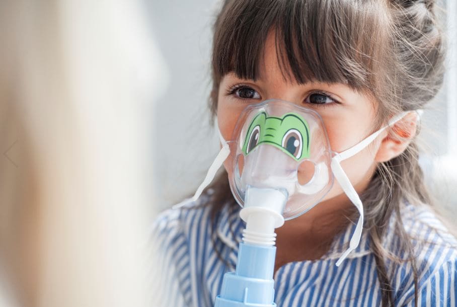 niño con nebulizador