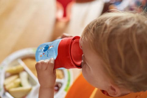 Todo bajo control: por qué enseñar a su bebé a beber en un vasito es más fácil de lo que piensa