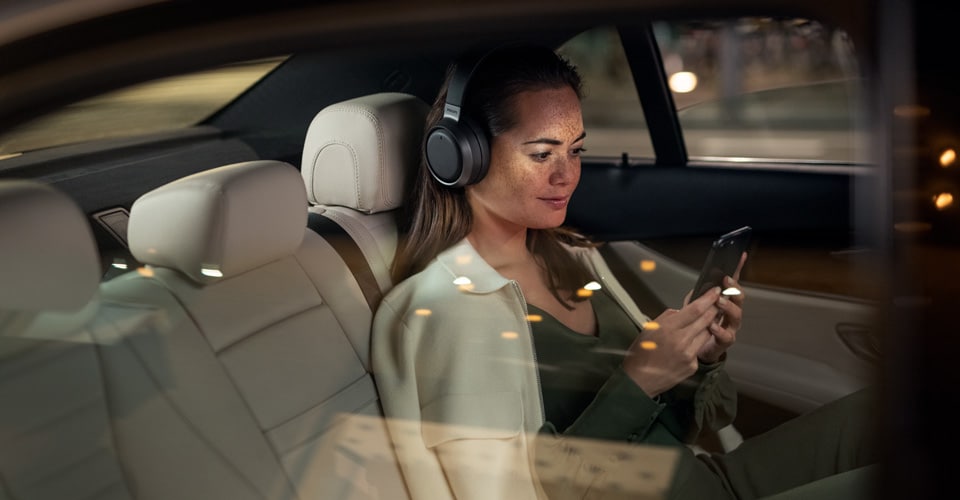 Auriculares Philips con cancelación de ruido en el trayecto