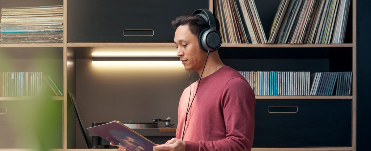 Un hombre escuchando música con los auriculares Philips X3