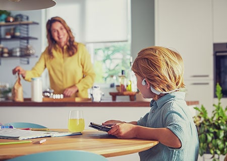 Niño viendo un vídeo con los auriculares inalámbricos abiertos para niños Philips