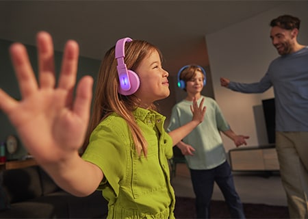 Niños escuchando música con los auriculares de diadema Philips