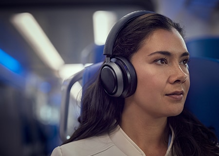 Mujer disfrutando de Noise Cancelling Pro+ con auriculares Philips L4
