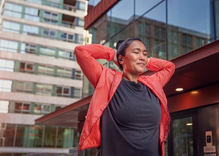 Mujer usando auriculares inalámbricos Philips A5508 al aire libre