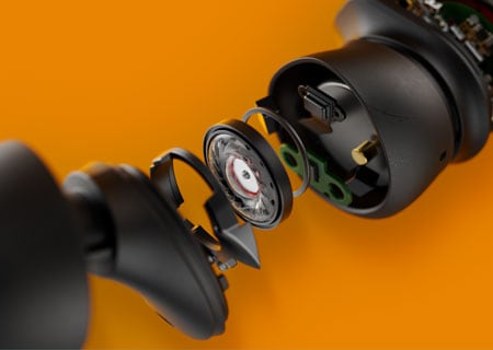 Imagen técnica en primer plano que muestra las partes internas de unos auriculares realmente inalámbricos