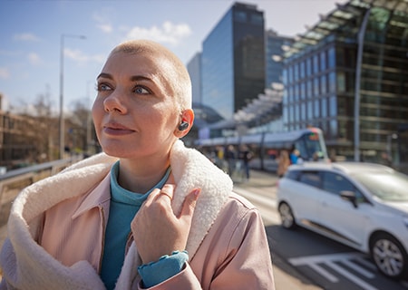 Mujer disfrutando al aire libre con auriculares inalámbricos verdaderos Philips T3508