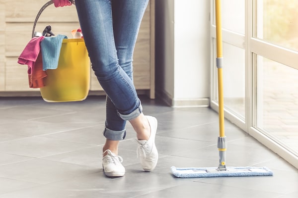 Cómo limpiar las baldosas del suelo