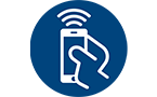 Control icon, mano sosteniendo un teléfono móvil con señal remota