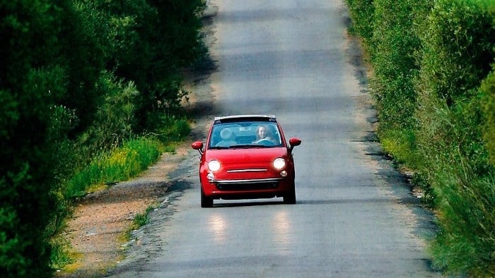 coche rojo en la carretera