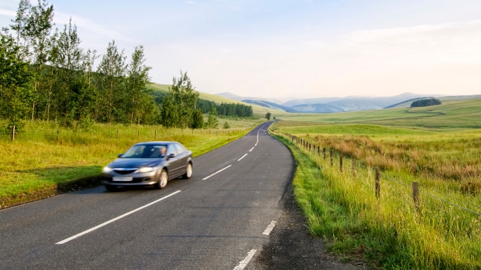 coche en la carretera