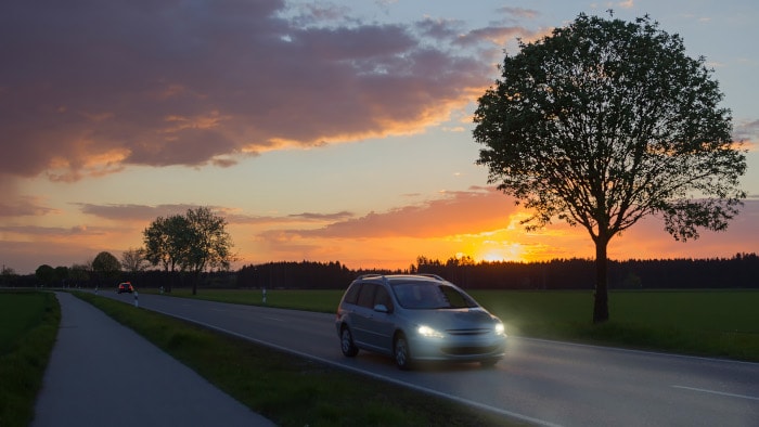 carretera al atardecer