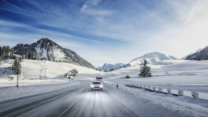 carretera de montaña en invierno