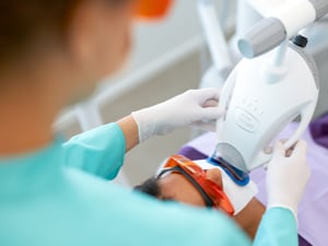 Tratamiento de blanqueamiento dental profesional en la consulta