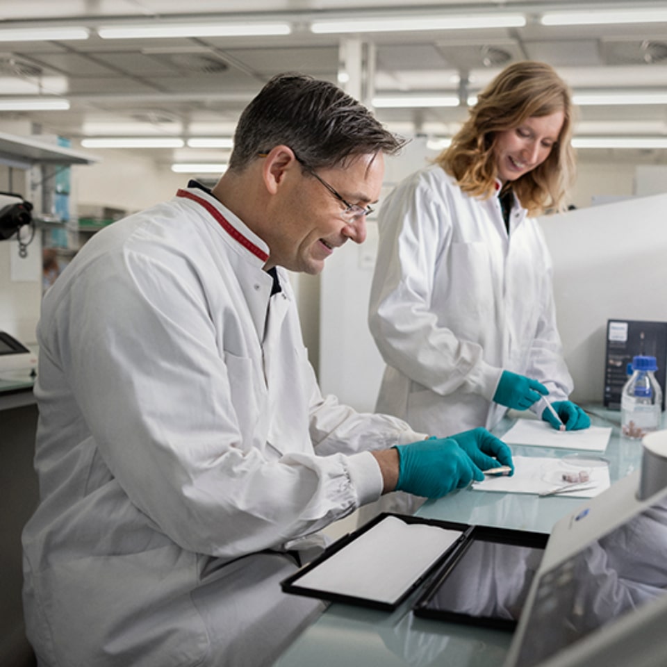 Profesional dental ajustando la l&aacute;mpara Zoom! WhiteSpeed