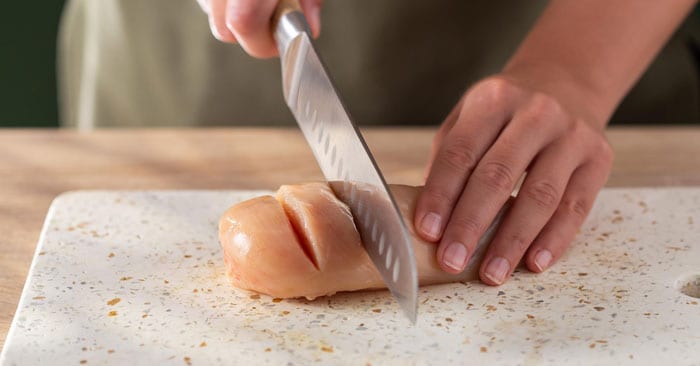 Usar un cuchillo afi lado para hacer 4 o 5 cortes en las pechugas de pollo, dependiendo de su tamaño.