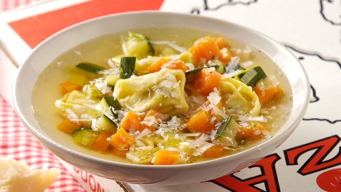 Sopa de tortellini y verduras
