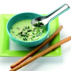 Sopa fría de cebolleta con queso azul