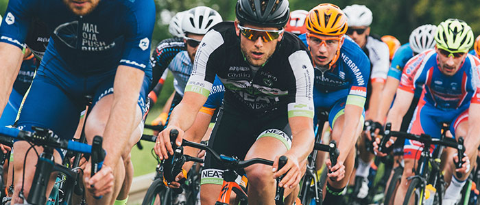 Un grupo de ciclistas bien equipados y con una depilación de piernas perfecta en una carrera
