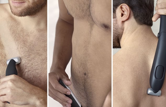 Un hombre desnudo afeitándose tres partes diferentes del cuerpo: el pecho, el pubis, y la espalda.