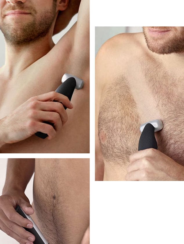 Un hombre desnudo rasurándose el cuerpo en tres partes diferentes: los sobacos, el pecho y el pubis.