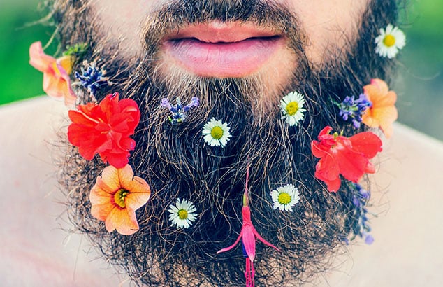 Primer plano de la barba de un hombre con muchas flores diferentes y coloridas