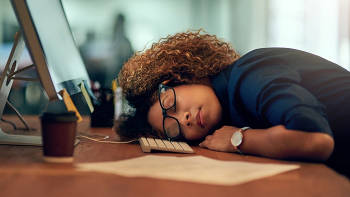 5 maneras en que la falta de sueño cuesta dinero