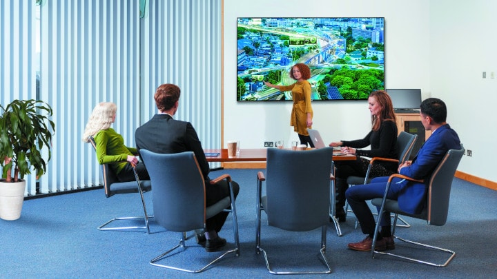 Monitor en una sala de reuniones corporativa