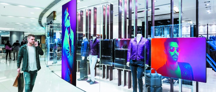 Señalización digital dinámica: pared de vídeo LED | Un hombre caminando por una tienda