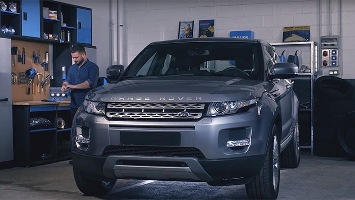 Cómo sustituir las bombillas de los faros de tu Range Rover Evoque