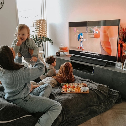 Familia viendo televisión Ambilight