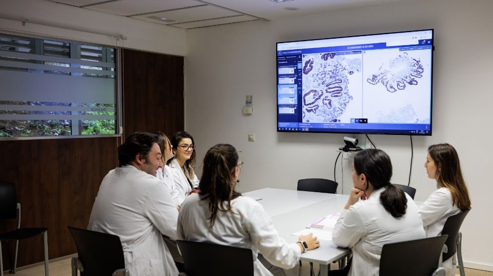 hospital clinic and philips lead a digital pathology header
