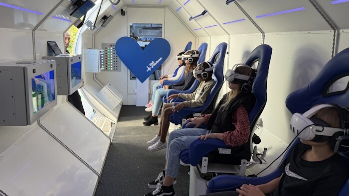 Un cohete "aterriza" en Vall d'Hebron para invitar a pacientes a realizar un viaje virtual al espacio de la mano de Philips y SpaceBuzz