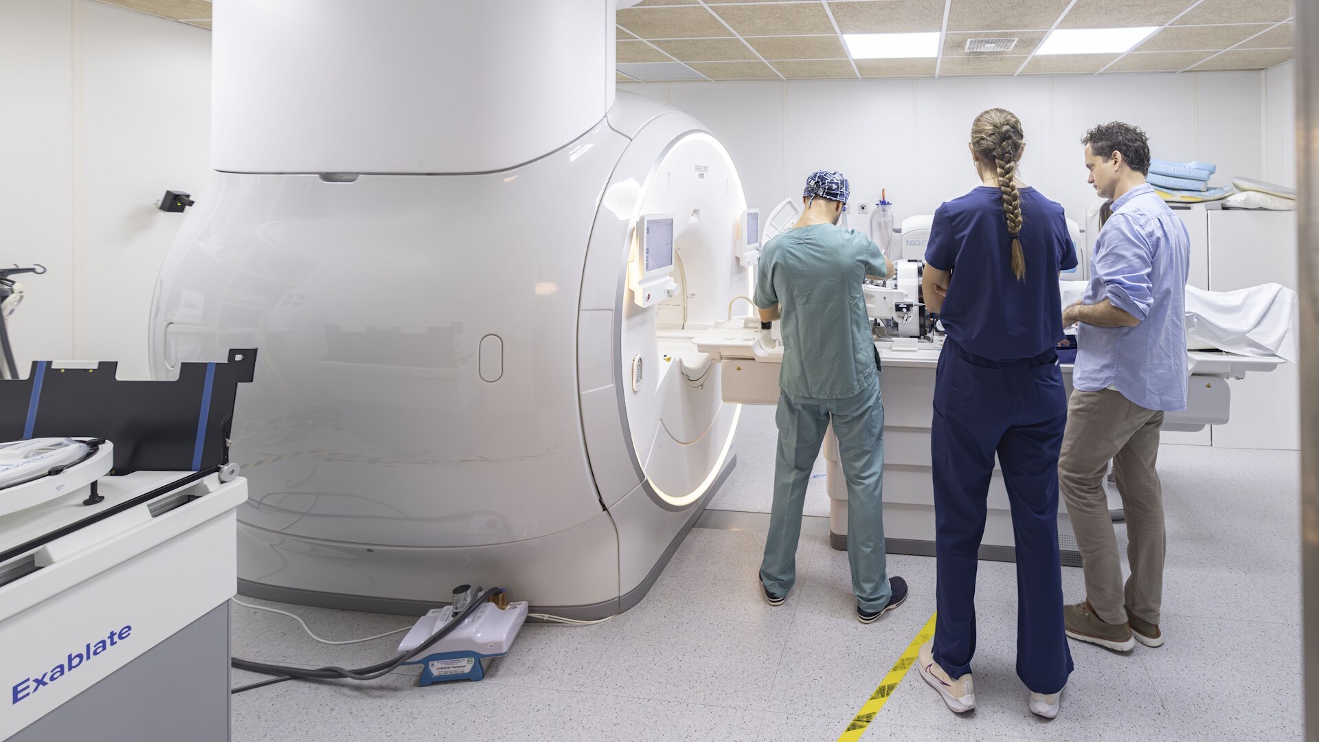 El Hospital de la Santa Creu i Sant Pau realiza una técnica pionera en pacientes con temblor esencial en colaboración con Philips e Insightec