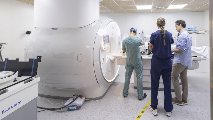 El Hospital de la Santa Creu i Sant Pau realiza una técnica pionera en pacientes con temblor esencial en colaboración con Philips e Insightec