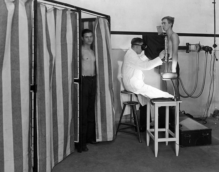 Download image (.jpg) Early Philips diagnostic X ray solution used in 1933 in the Netherlands (Se abre en una nueva ventana)