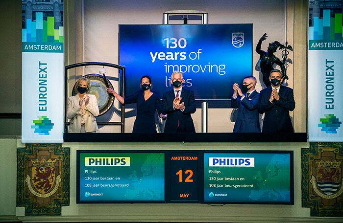 Download image (.jpg) To celebrate 130 years of Philips Frans van Houten, CEO of Philips, opened the Euronext Amsterdam Stock Exchange this morning (Se abre en una nueva ventana)