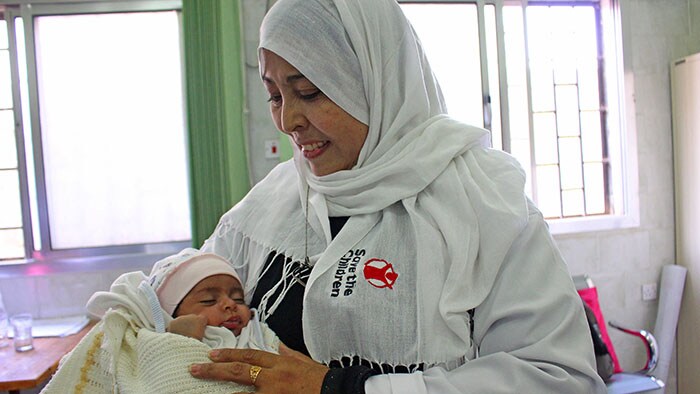 La fragilidad del sistema de salud de Yemen: formación de matronas para mejorar la atención que necesitan las madres y los niños