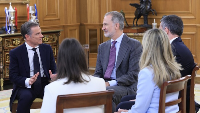 Su Majestad el Rey conversa con los miembros de la representación de Philips Ibérica, encabezada por su presidente, Juan Antonio Sanabria Luego -  